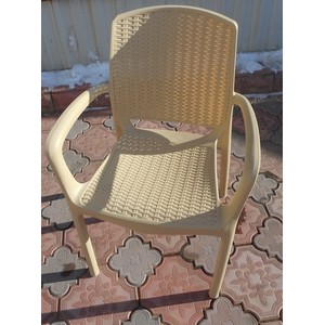 Пластиковые стулья и кресла